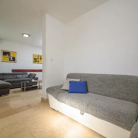 Apartman Sara *
