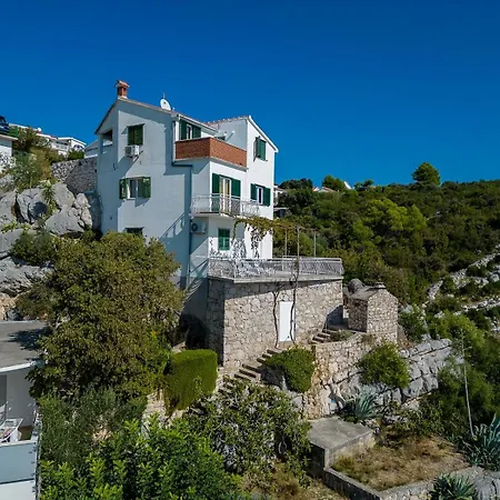 Apartman Sara *